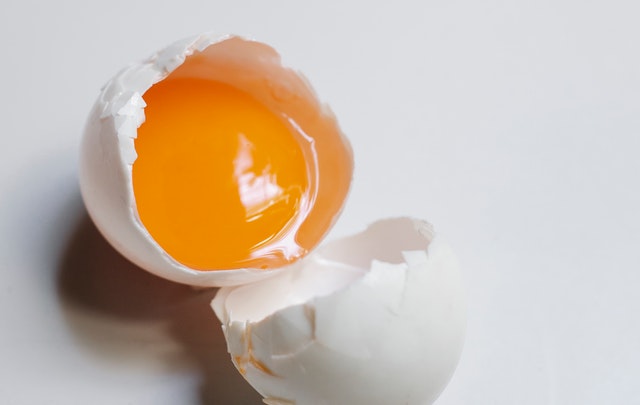 Egg yolk to grow your eyebrows and benefits. Ph. Klaus Nielsen, Pexels