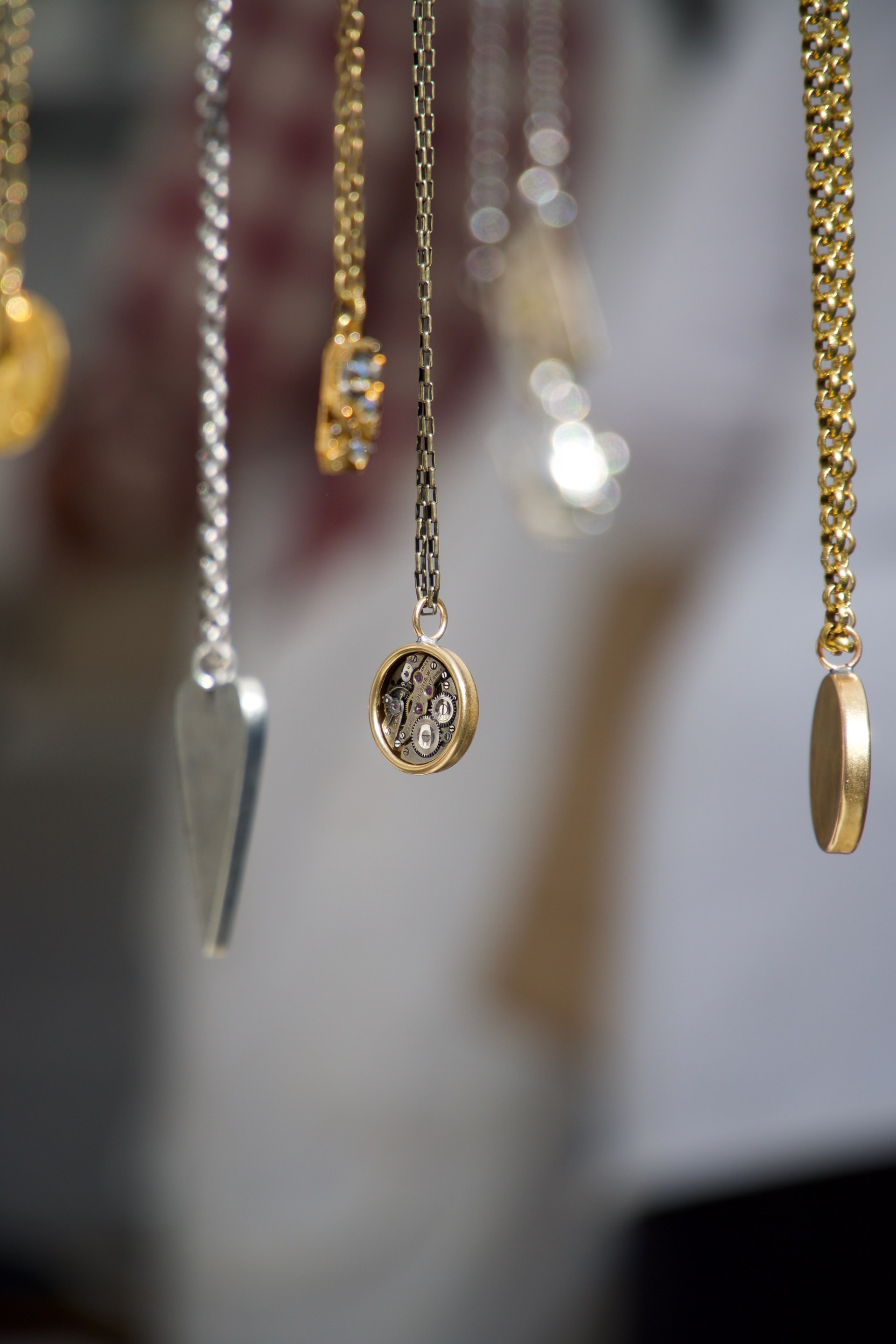 Vintage jewellery for Christmas gifts, tips - Ph. Alex Chambers, Unsplash